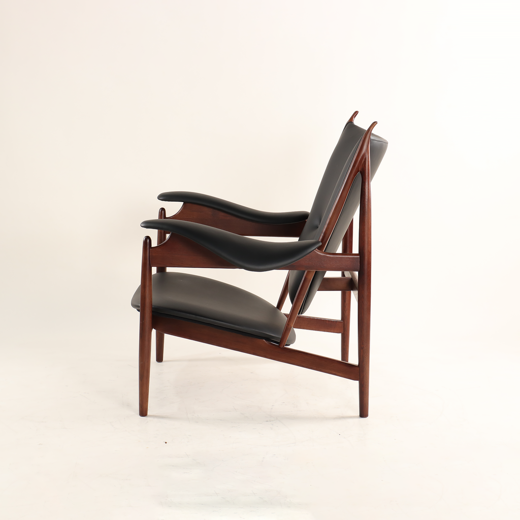 Aurelia Armchair Mid Century modern Wood Frame Comfort Leisure Curved Armrest Design Luxury