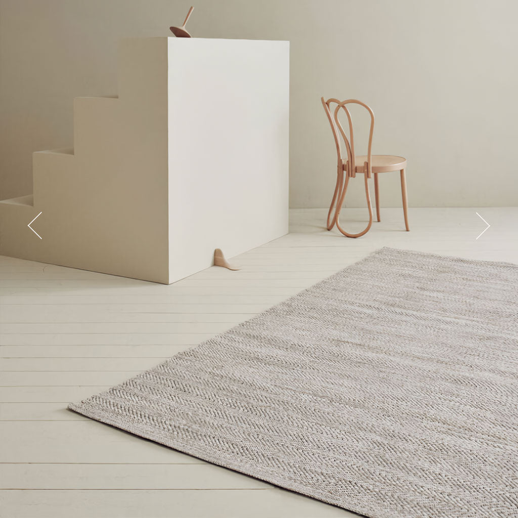 Hand-woven Nyoko Wool Rug in White