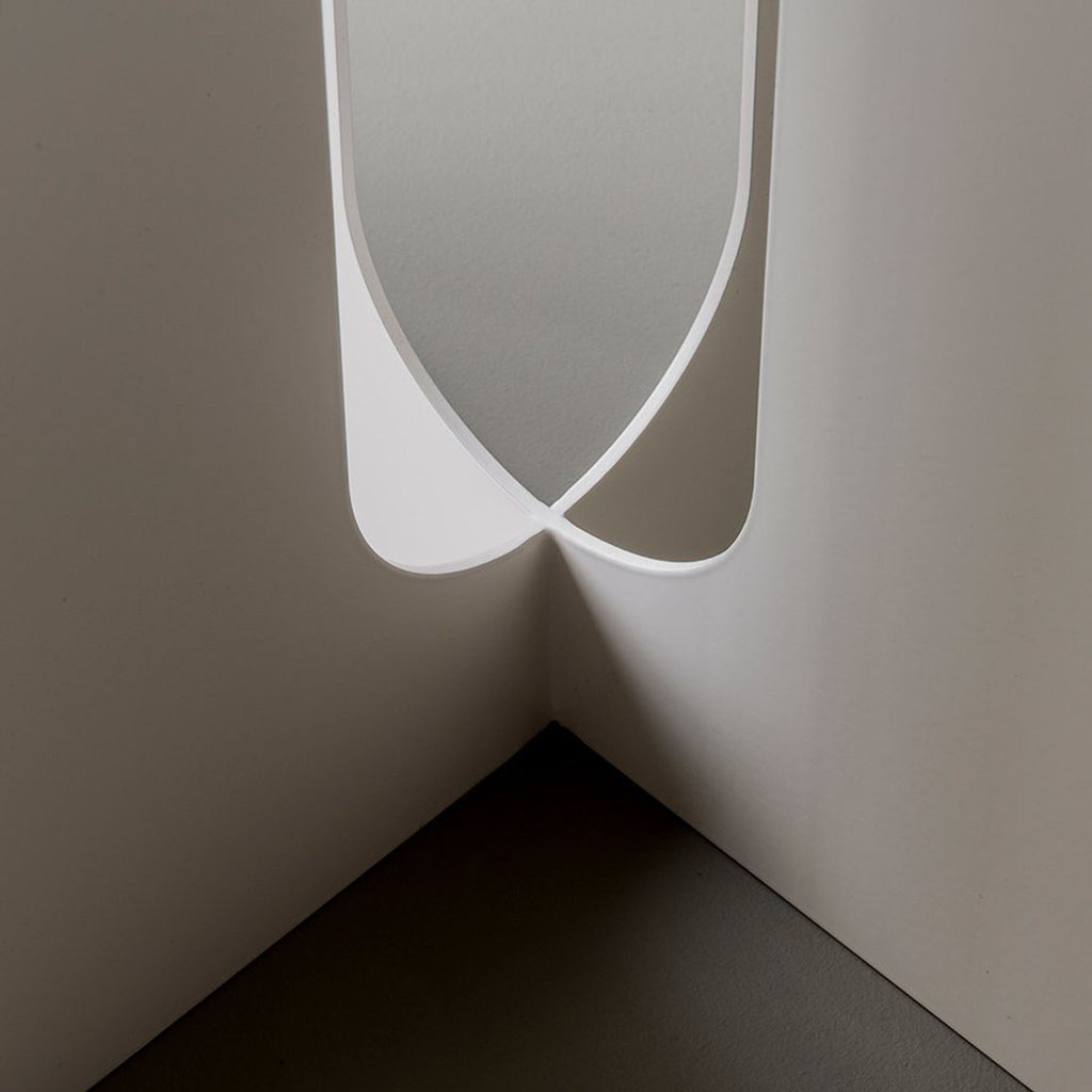 ANDROGYNE SIDE TABLE WHITE CLOSE UP
