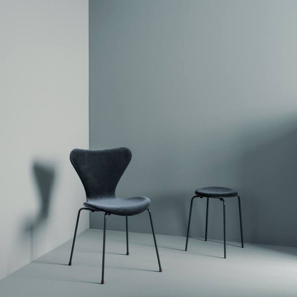 FRITZ CHAIR MIDNIGH BLUE VELVET LIFESTYLE