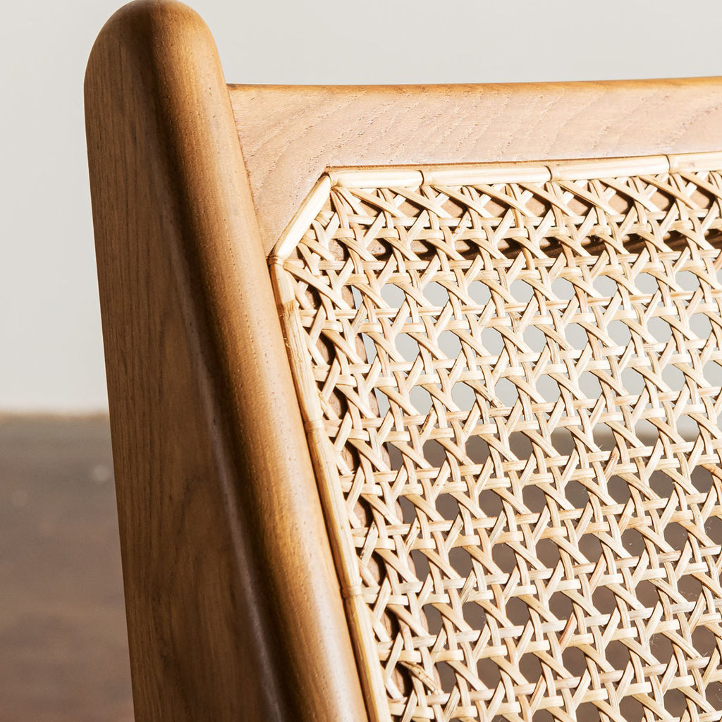 ZACHERY CHAIR WALNUT CLOSE UP
